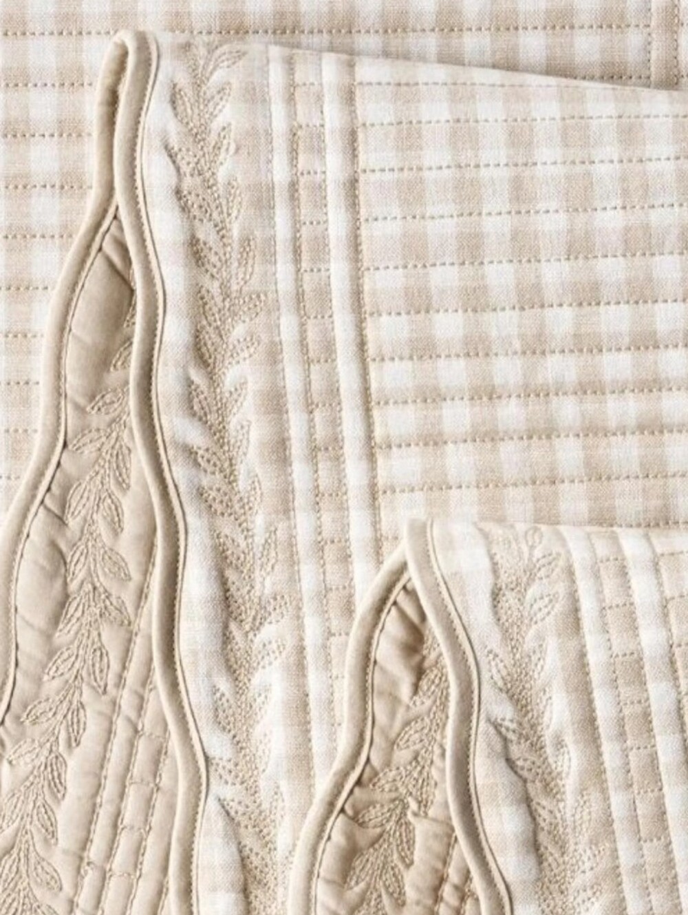 ❤️ New Pioneer Woman Mini Beige Gingham Table Runner with Scalloped Edge - Picture 4 of 7